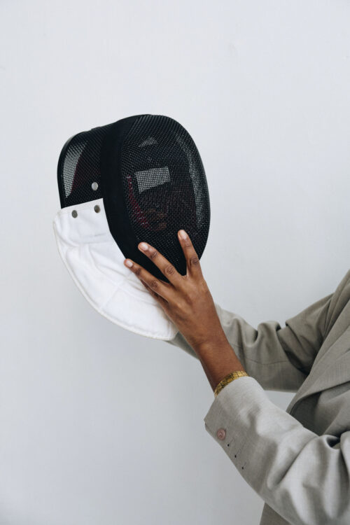 Sandra Dejean tenant un masque d'escrime de profil